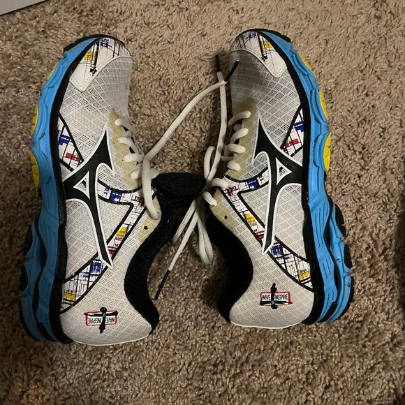 Mizuno running shoes - Picture 1 of 4